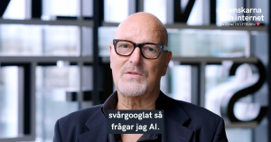 En intervjuad, medelåldersman med grova svarta glassögon som berättar att om något är svårgooglat så frågar han AI